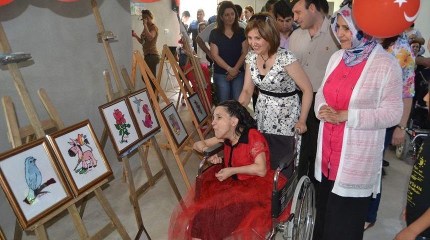 Resimleri Ile Engel Tanımadı