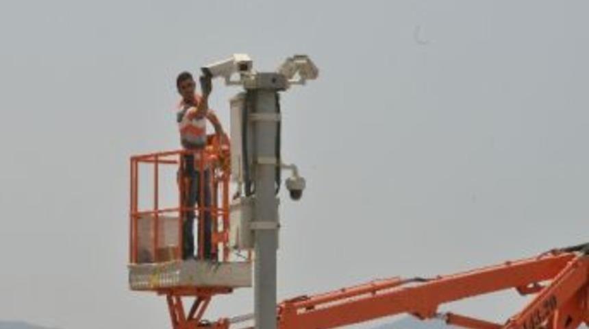 İzmir'de Mobese Kameraları Temizlendi