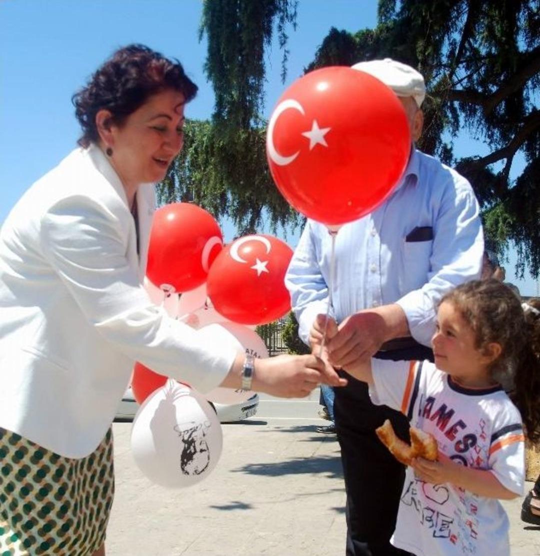 Giresun Kızılay Şubesi &Ccedil;ocuklara Balon, Vatandaşlara İse Kurabiye Dağıttı