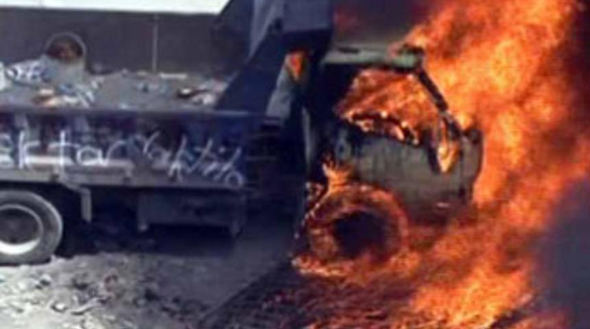 G&ouml;stericiler kamyon yaktı