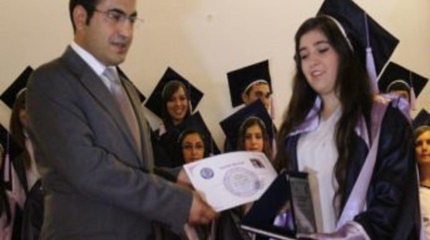 Sarıg&ouml;l Anadolu Sağlık Meslek Lisesi&rsquo;nde Mezuniyet Sevinci