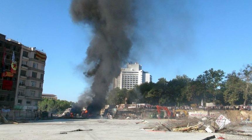 G&ouml;stericiler Iş Makinelerini Ateşe Verip, Alevlere T&uuml;p Attı