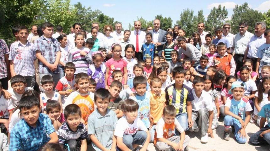 &Ccedil;evreci &Ouml;ğrencilere Ağa&ccedil; &Ouml;d&uuml;l&uuml;