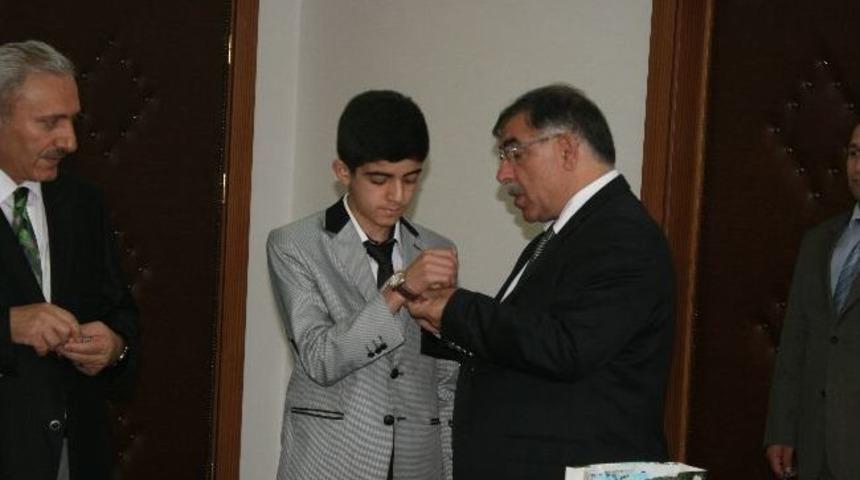 Vali Yılmaz T&uuml;rkiye Hafızlık Şampiyonu Enes Akıncı&rsquo;yı &Ouml;d&uuml;llendirdi
