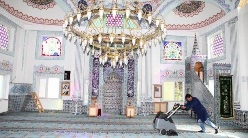 Bolu Belediyesi Camileri Temizliyor