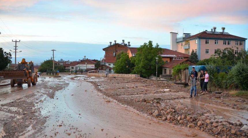 Malatya'da Belediye Ekipleri Gece 02.00'ye Kadar Su Baskınlarını Temizledi