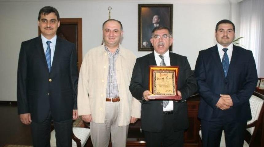 T&uuml;rk&ccedil;e Olimpiyatları D&uuml;zce Komitesinden Vali Yılmaz&rsquo;a Plaket