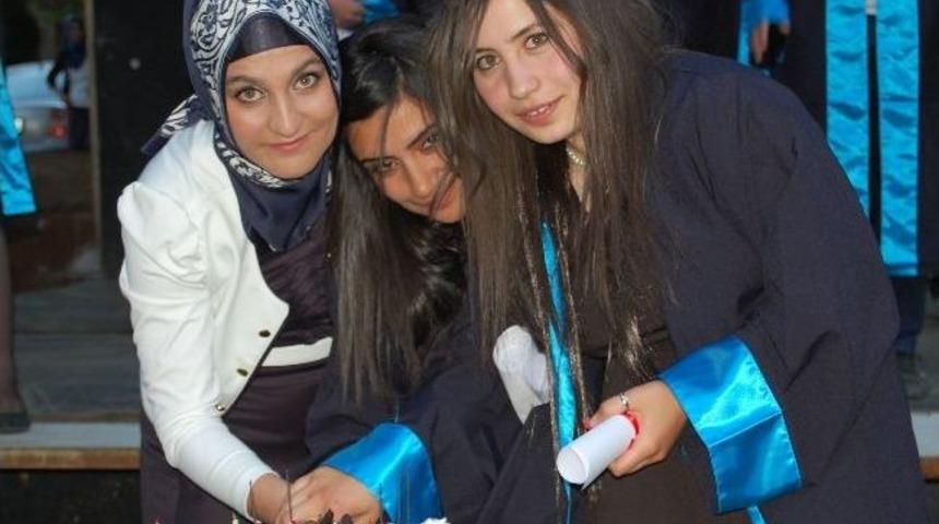 Lise &Ouml;ğrencileri Mezuniyet Programı D&uuml;zenledi