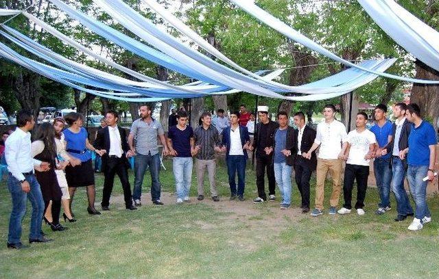 Lise Öğrencileri Mezuniyet Programı Düzenledi 1