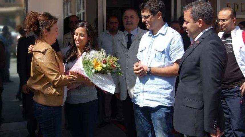 Bitlis Adliyesinden Tayini &Ccedil;ıkan Hakime &Ccedil;i&ccedil;ekli Uğurlama