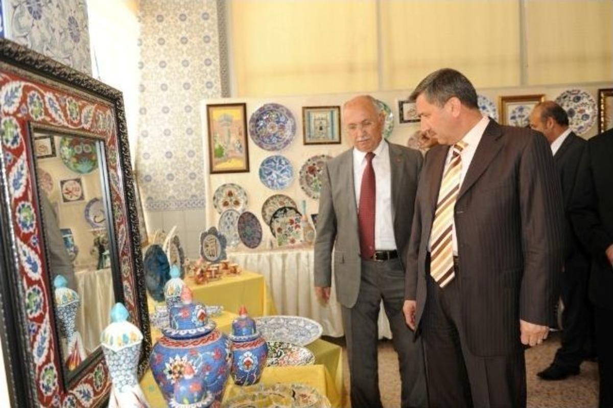 Vali Yılmaz, Halk Eğitim Merkezi'nin Sergisini Gezdi