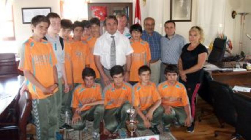 Mudanya Polis G&uuml;c&uuml;'nde Hentbolcuların Kupa Sevinci