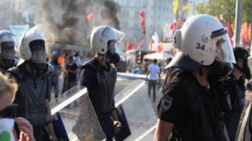 Taksim Meydanı'ndaki Polisler AKM'nin &Ouml;n&uuml;ne Toplandı