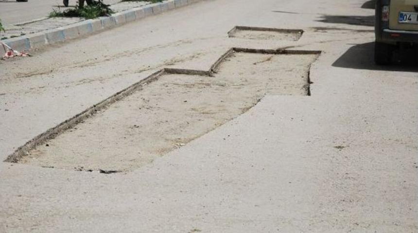 Patnos Belediyesi Bozuk Olan Yolları Tamir Etmeye Başladı