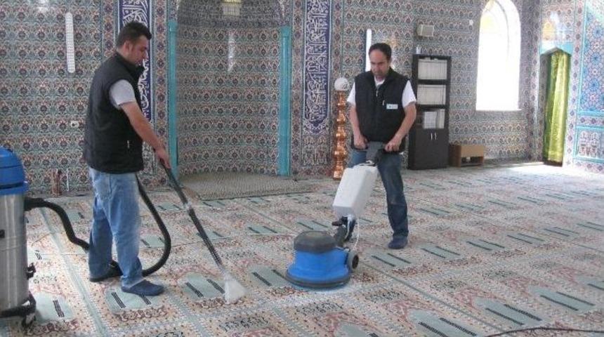 İzmit&rsquo;te Camiler Temizleniyor