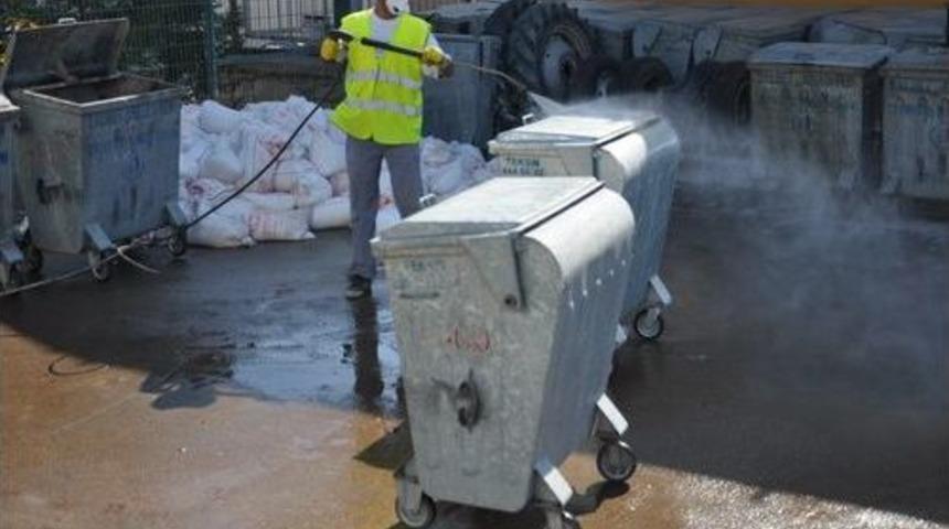 Salihli'de &Ccedil;&ouml;p Konteynırları Dezenfekte Ediliyor