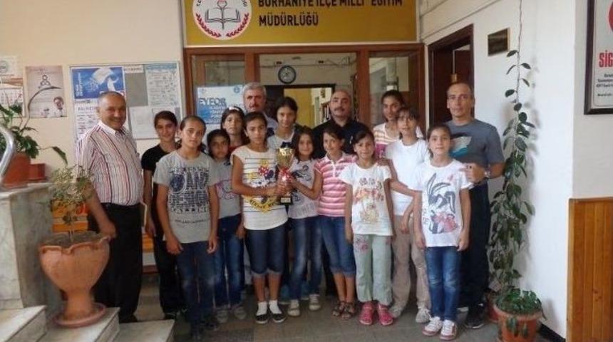 Burhaniye&rsquo;de Hentbolculara Kaymakam Desteği