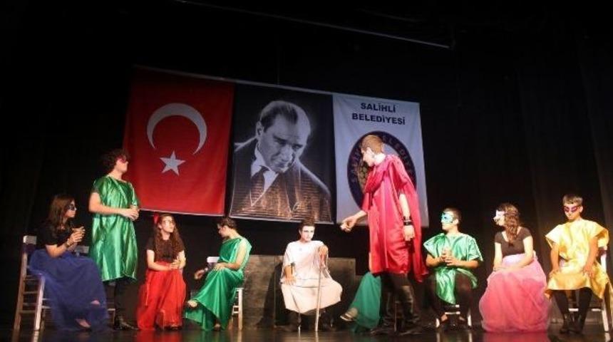 Salihli Lisesi Tiyatro Kul&uuml;b&uuml; &ldquo;macbeth&rdquo; Oyunu İle B&uuml;y&uuml;ledi
