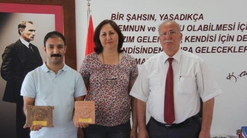 Burhaniyeli Tiyatrocular Urla&rsquo;dan 2 &Ouml;d&uuml;lle D&ouml;nd&uuml;