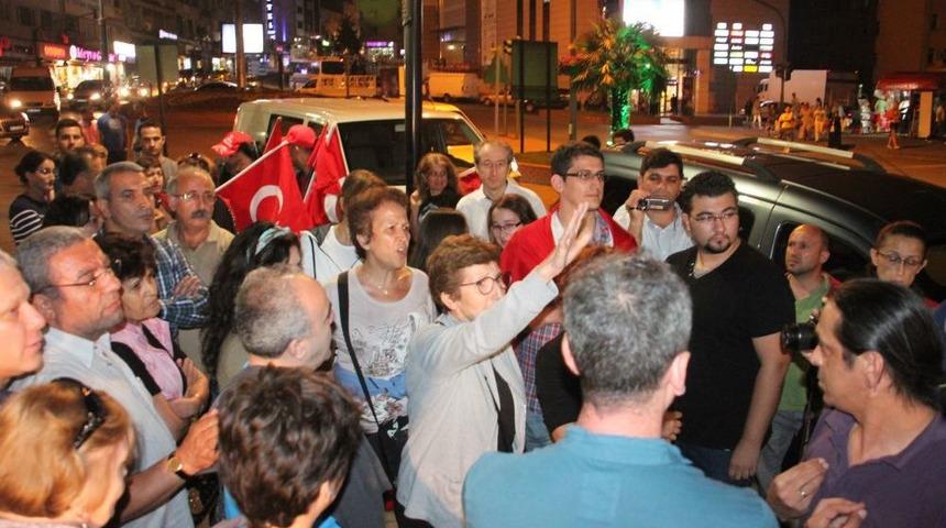 Eylemciler, 10 Kişilik Genci G&ouml;r&uuml;nce Kendi Arasında Tartışma Yaşadı