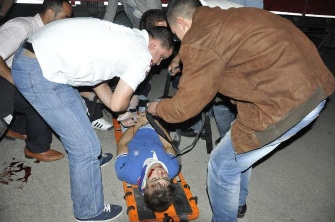 İki Motosiklet Kamyonun Altına Girdi: 2 Yaralı