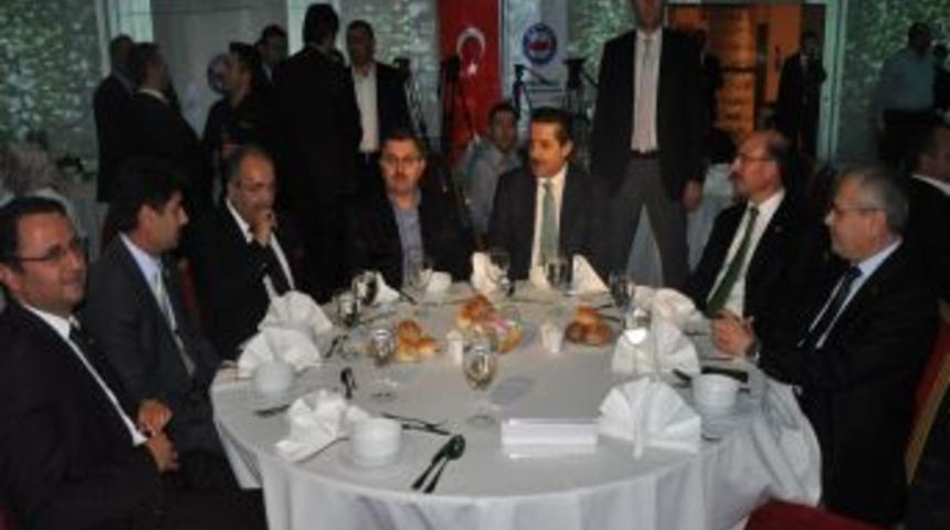 Memur-Sen Kuruluşunun 19. Yıld&ouml;n&uuml;m&uuml;nde Yemekte Biaraya Geldi