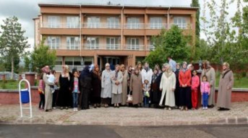 Hanımlar Sıcak &Ccedil;ermiği Gezdi