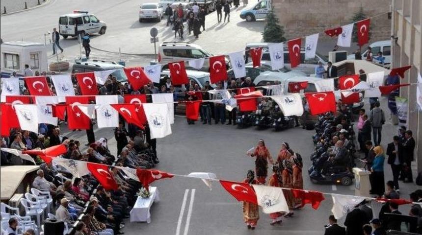 Engellilere Tekerlekli Sandalye Desteği