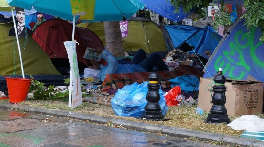 Gezi Parkı Eylemcileri G&uuml;ne Yağmurla Başladı