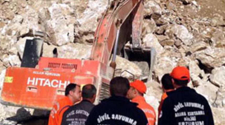 Tonlarca taşın altında kaldı
