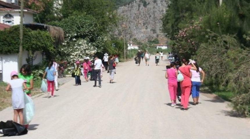 Minik Eller Dalyan Sokaklarını Temizledi