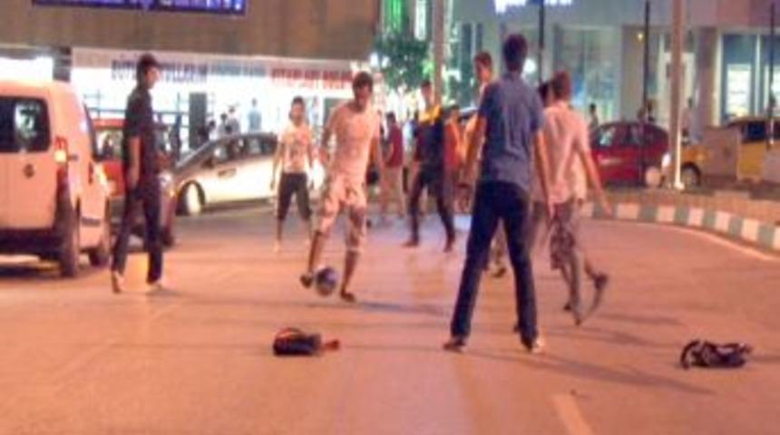 Gezi Eylemcileri Yolu Trafiğe Kapatıp, Şehrin G&ouml;beğinde Futbol Oynadı