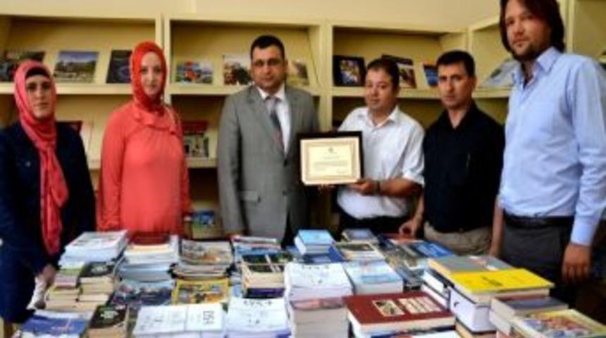 Ak Parti Sosyal İşler Komisyonu&rsquo;ndan &Ccedil;om&uuml; K&uuml;t&uuml;phanesi&rsquo;ne Bağış