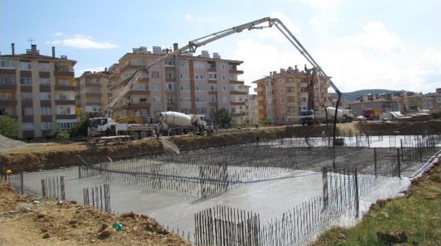 Boyabat&rsquo;ta Yarı Olimpik Y&uuml;zme Havuzunun Temeli Atıldı