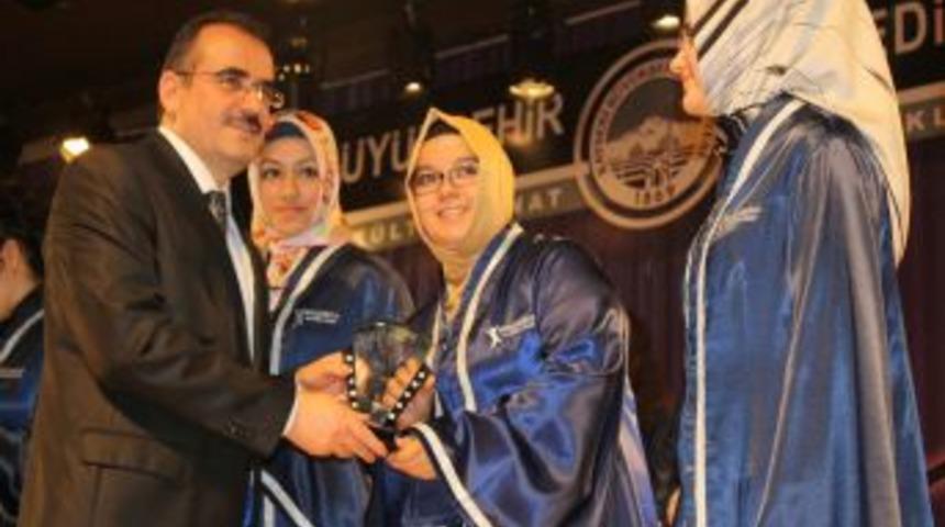 Yelkenoğlu Liseleri&rsquo;nde 15&rsquo;inci D&ouml;nem Mezuniyet Sevinci