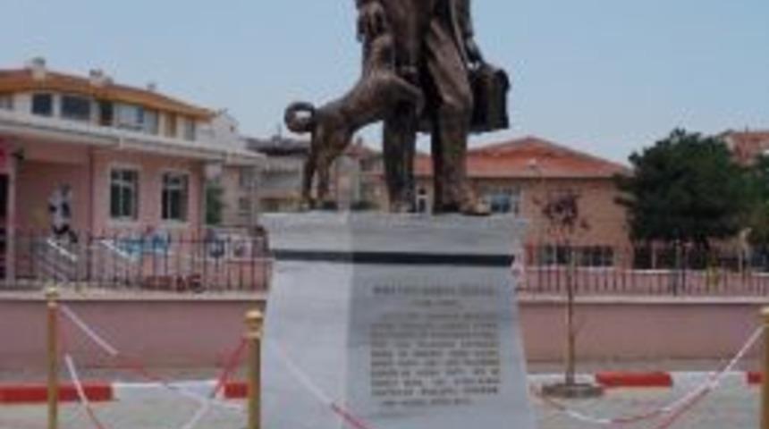 Doktorun Heykelini Diktiler