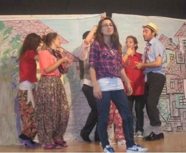 Liseli &Ouml;ğrencilerden Tiyatro Oyunu 1