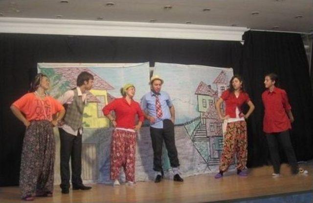 Liseli &Ouml;ğrencilerden Tiyatro Oyunu 2