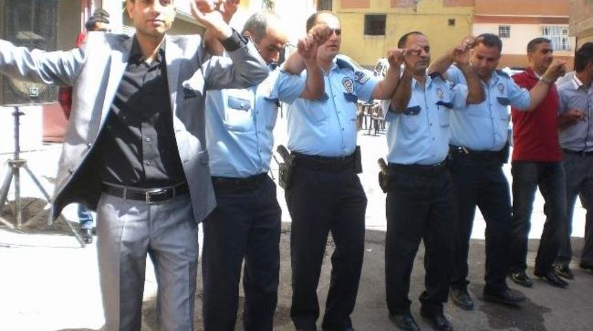 Gaziantep Polisi D&uuml;ğ&uuml;nde K&uuml;rt&ccedil;e Şarkı S&ouml;yledi, Halay &Ccedil;ekti