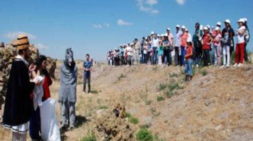 Tarihe Yolculuk Başlıyor