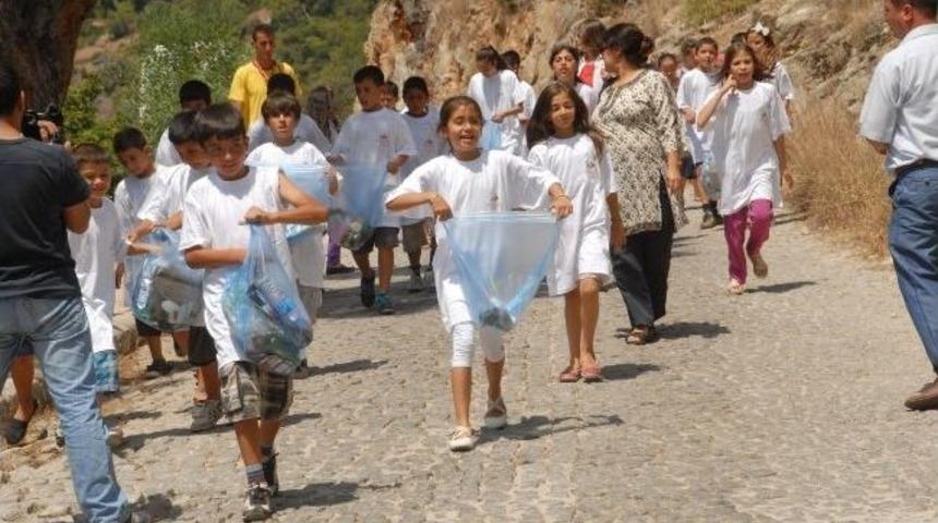 &Ouml;nce Temizlik Yaptılar Sonra Mavi Bayrağı Tanıdılar