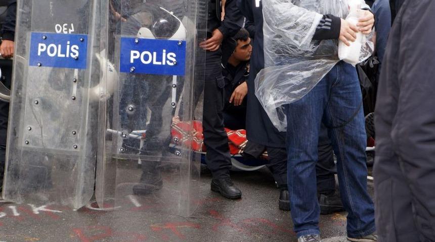 R&uuml;zgarda Kopan Tahta Par&ccedil;aları Polisi Yaraladı