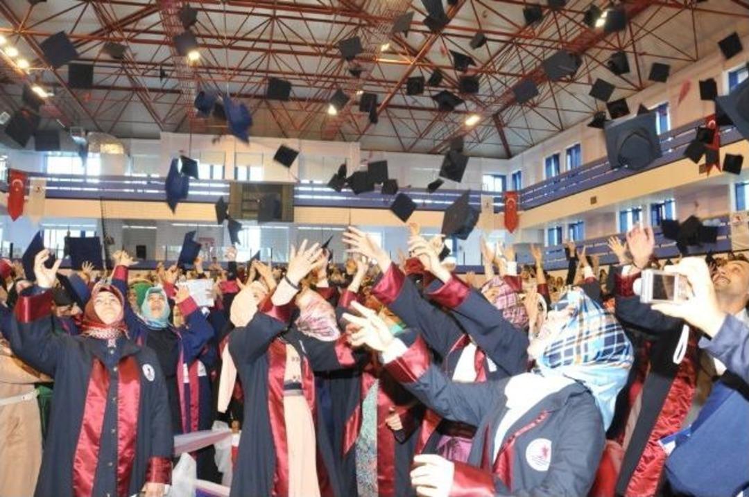 İlahiyat Fak&uuml;ltesi 397 Mezun Verdi