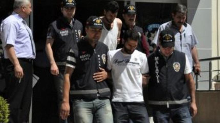 Bı&ccedil;akla Yaralama Zanlıları Adliyeye Sevk Edildi