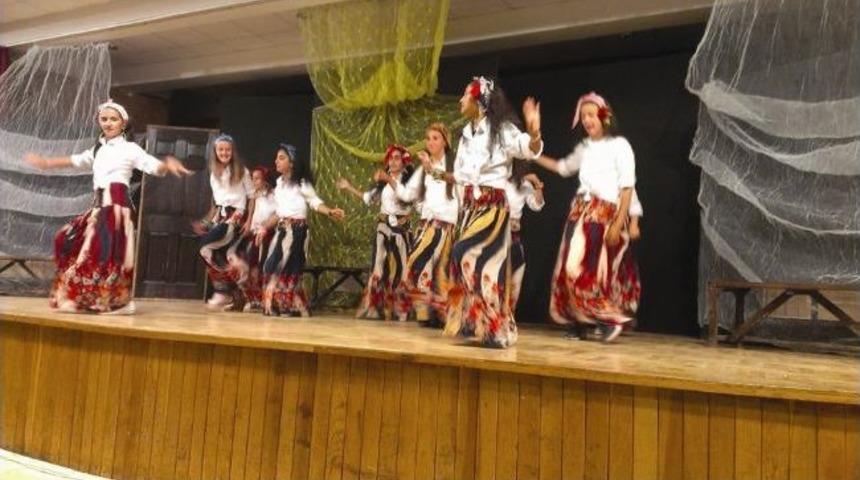 &Ouml;ğretmenler &Ouml;ğrenciler İ&ccedil;in Oynadı