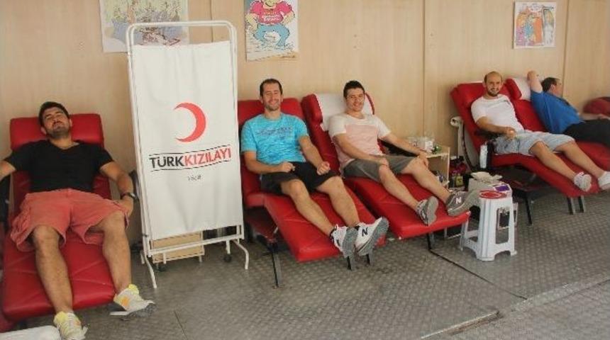 Milli Hentbolcular Kızılay'a Kan Bağışladı