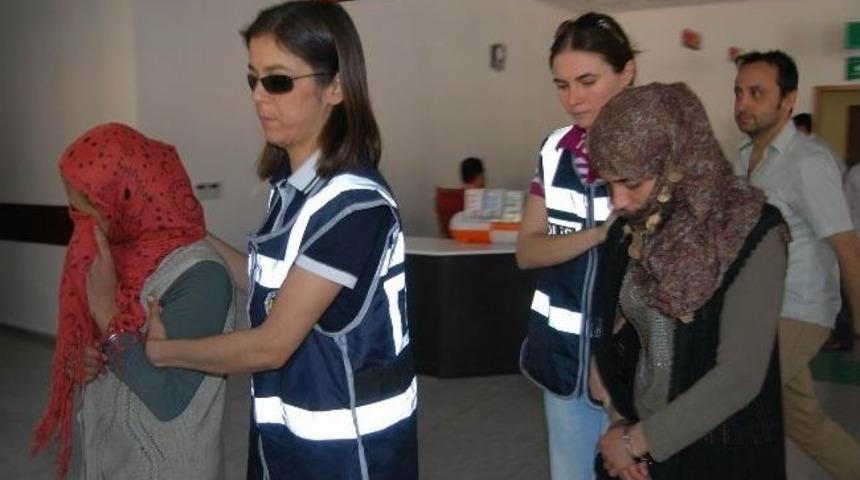 Savaştan Ka&ccedil;tılar, Hırsızlık Yaparken Yakalandılar