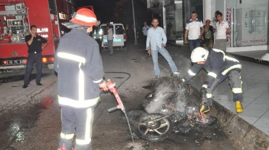 Polise Kızıp Motosikletini Yaktı