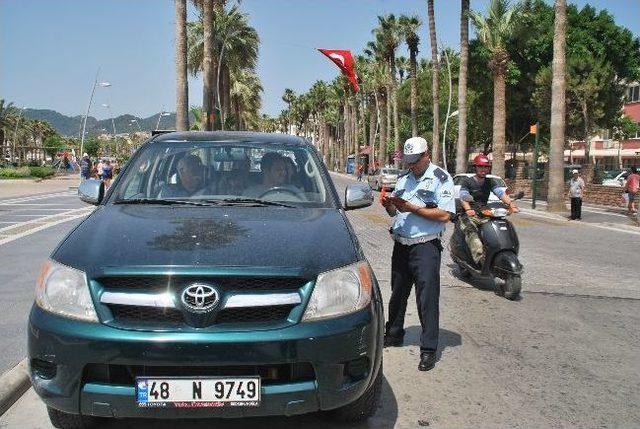 Marmaris te S&uuml;r&uuml;c&uuml;lere Sıkı Denetim 1