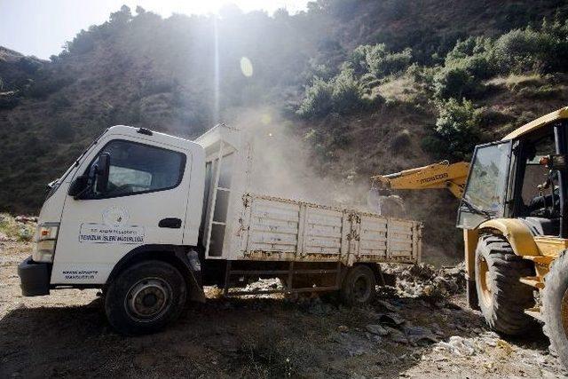 Aydın Belediyesi K&ouml;ylerdeki &Ccedil;&ouml;p Havzalarını Temizliyor 2